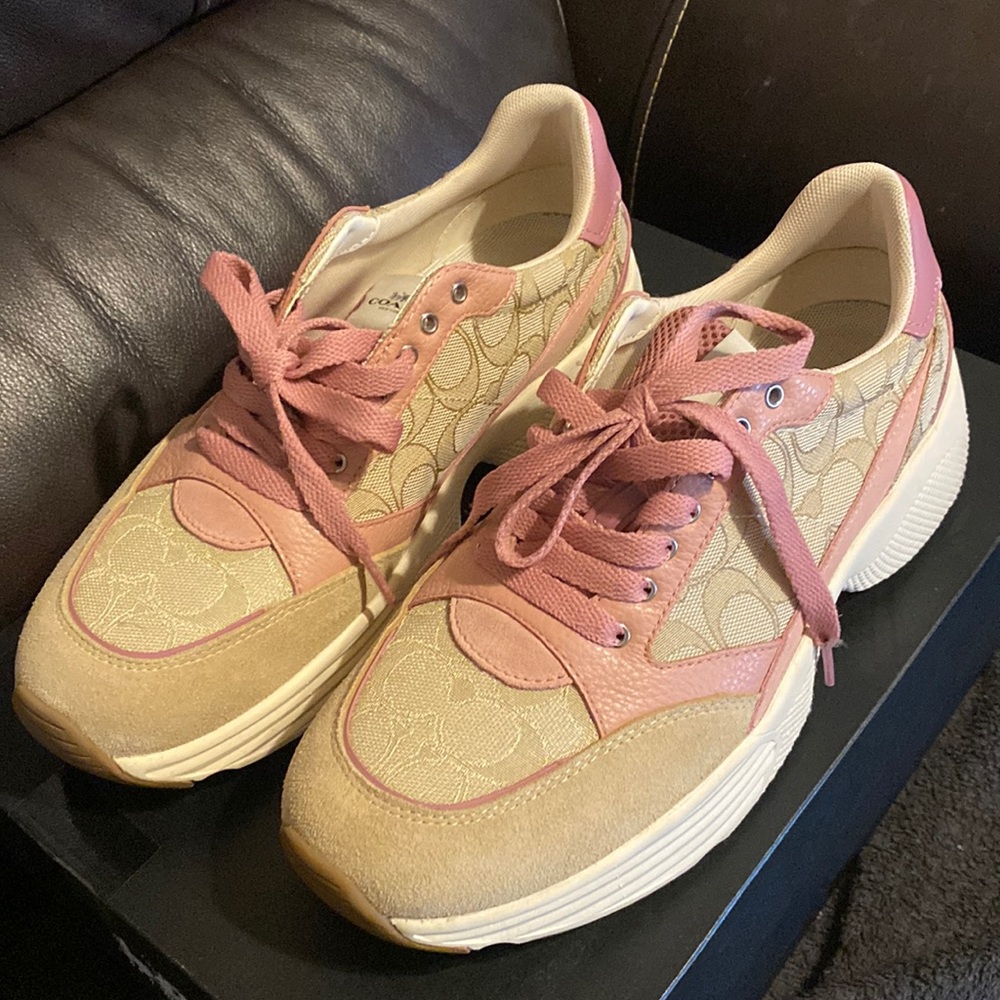 Coach 9.5 B like brand new. No scuffs, scratched or stains. Only wore once 👍🏼
